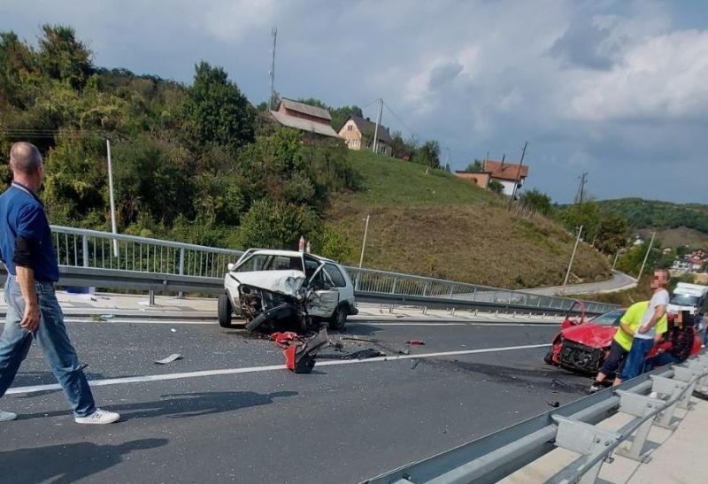 Saobraćajna nesreća u Reljevu: Jedna osoba poginula u direktnom sudaru dva vozila