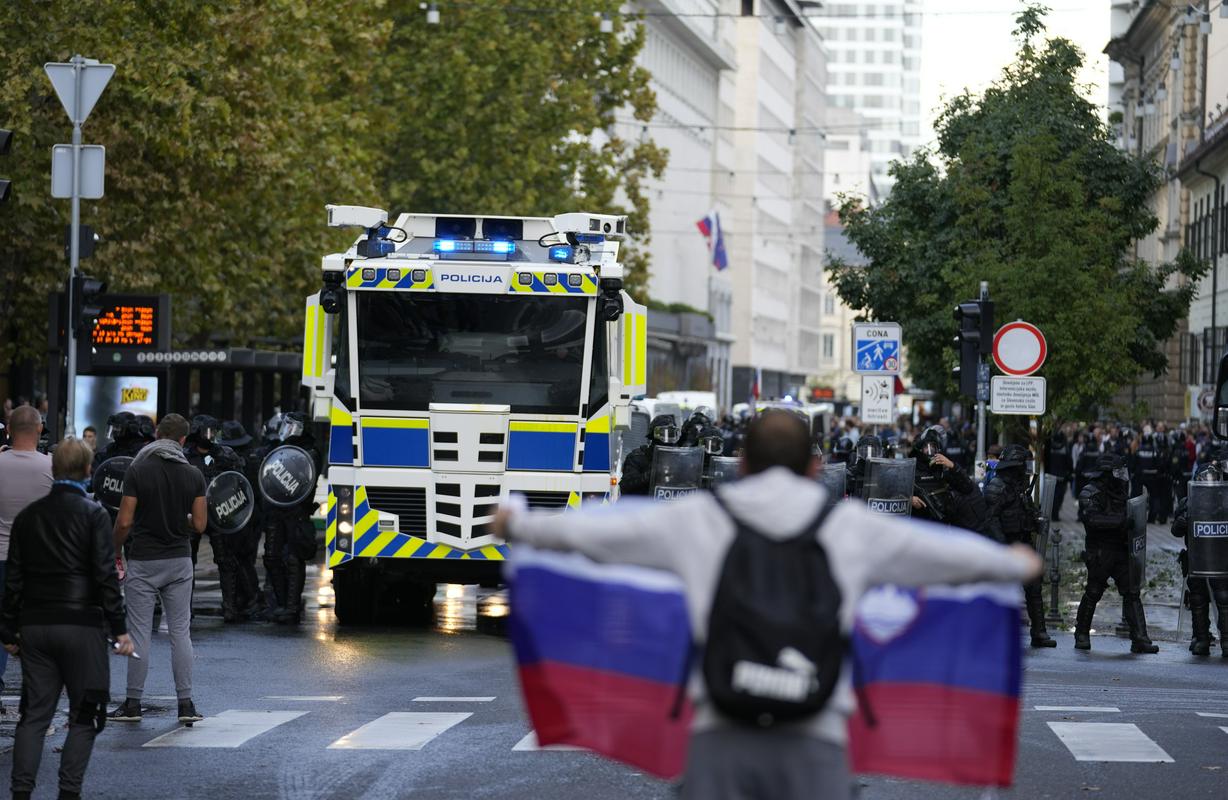 Policija upotrijebila suzavac i vodeni top u Ljubljani