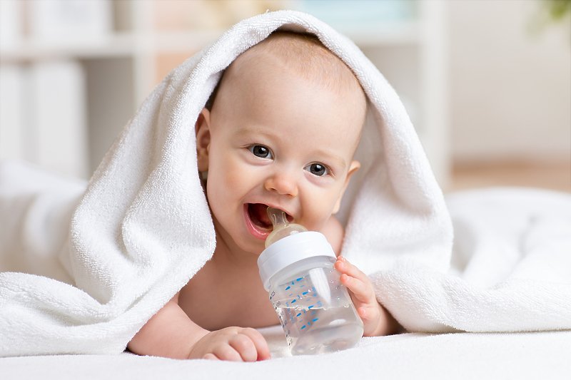 Kada bi novorođenčad trebala početi piti vodu