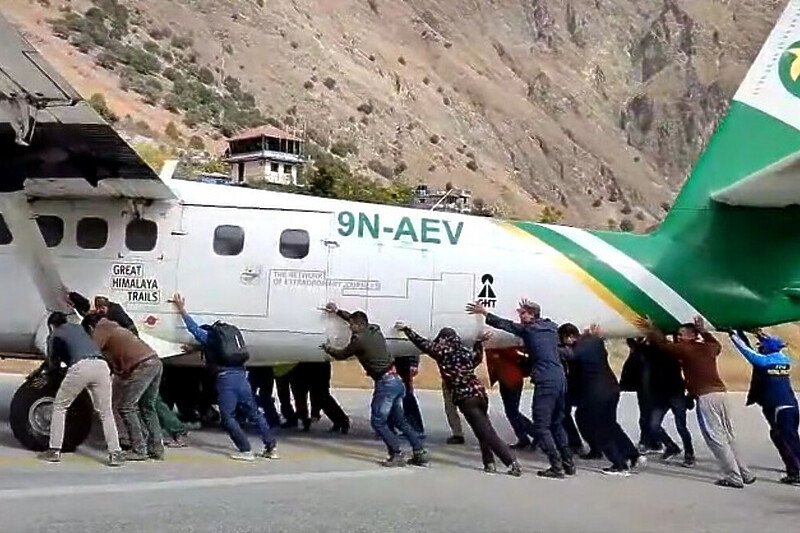 Putnici na pisti u Nepalu gurali avion