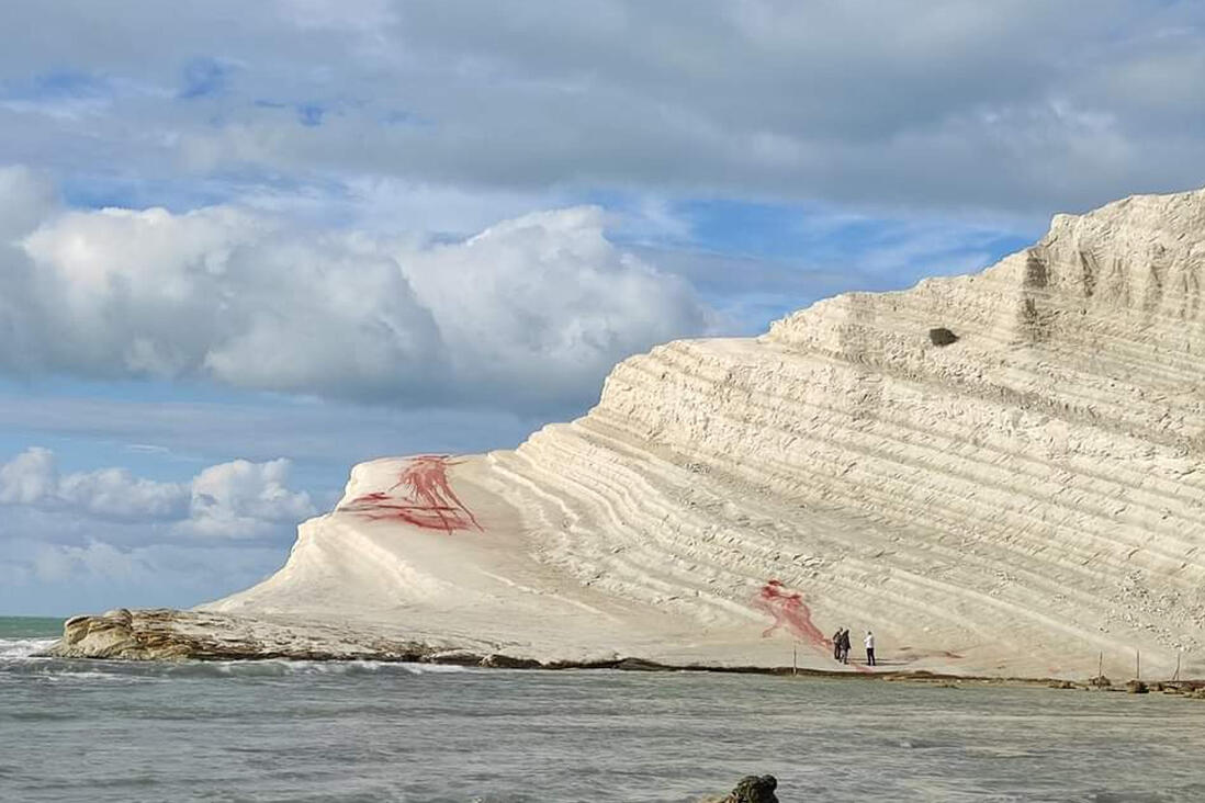 Vandali u crveno obojili “Turske stepenice”, najljepšu stjenovitu plažu na Siciliji