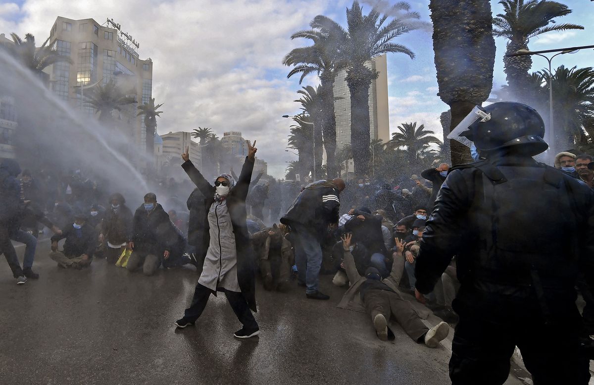 Tuniska policija rastjeruje demonstrante vodenim topovima