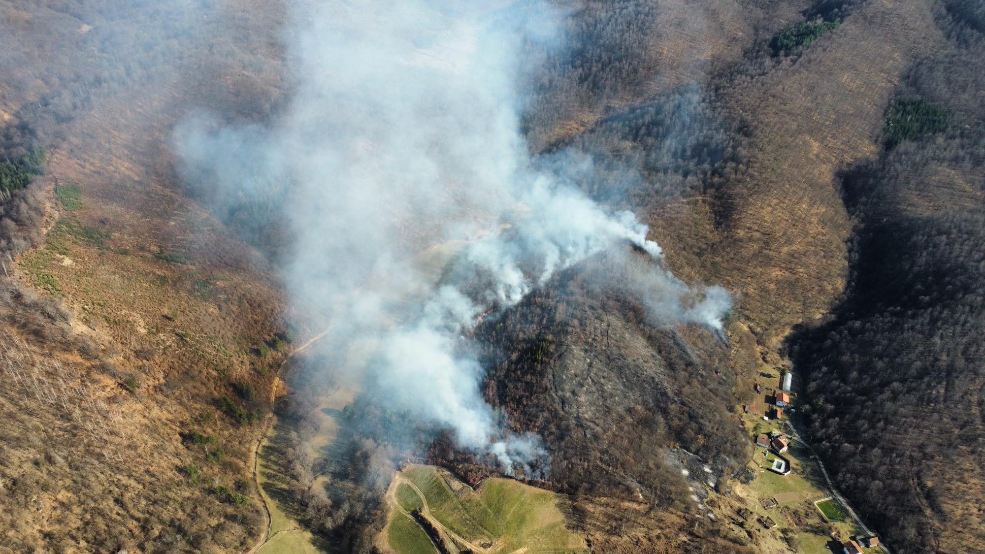 (VIDEO) Veći požar na širem lokalitetu naselja Podvinci kod Visokog