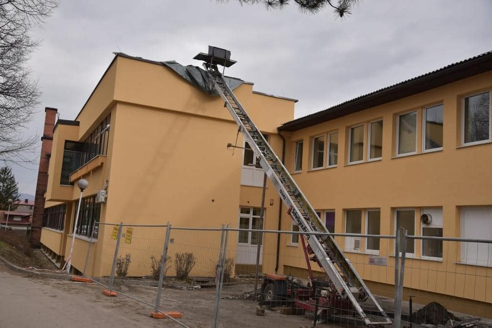 FOTO / Počeli radovi na sanaciji krova Doma zdravlja Visoko