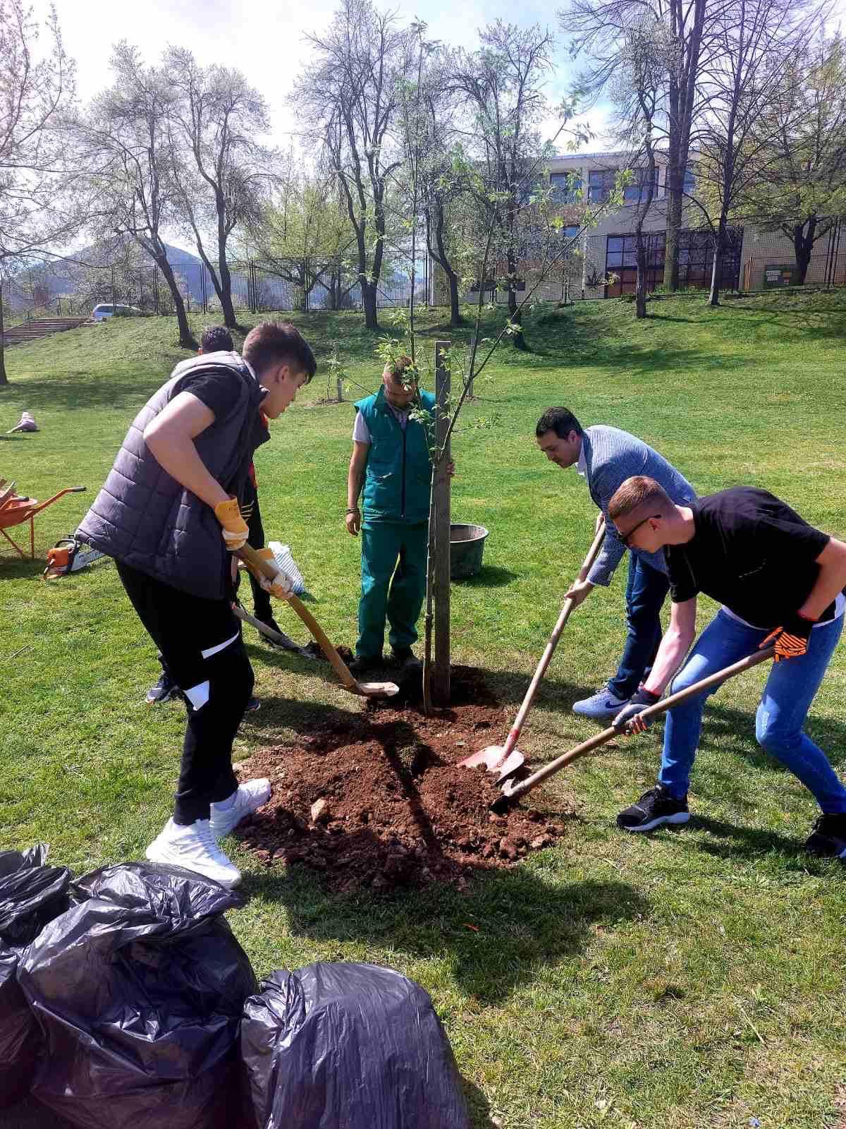 Povodom Dana planete zemlje gradonačelnik Ganić sa učenicima MSŠ Hazim Šabanović sadio drveće