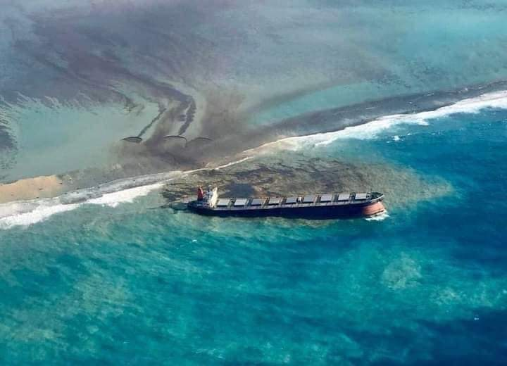 Brod sa 750 tona nafte potonuo kod Tunisa