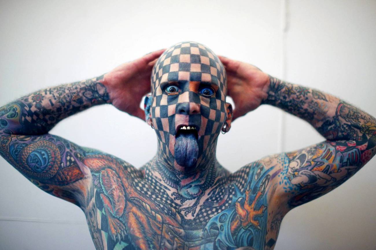 Muškarac sa 848 tetoviranih kvadrata na tijelu otkrio kako je kihao crnu tintu