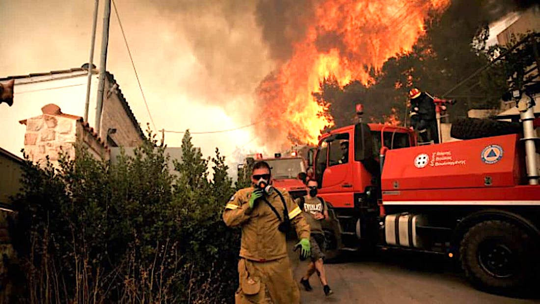 Grčki vatrogasci nastavljaju borbu sa požarom u blizini Atine