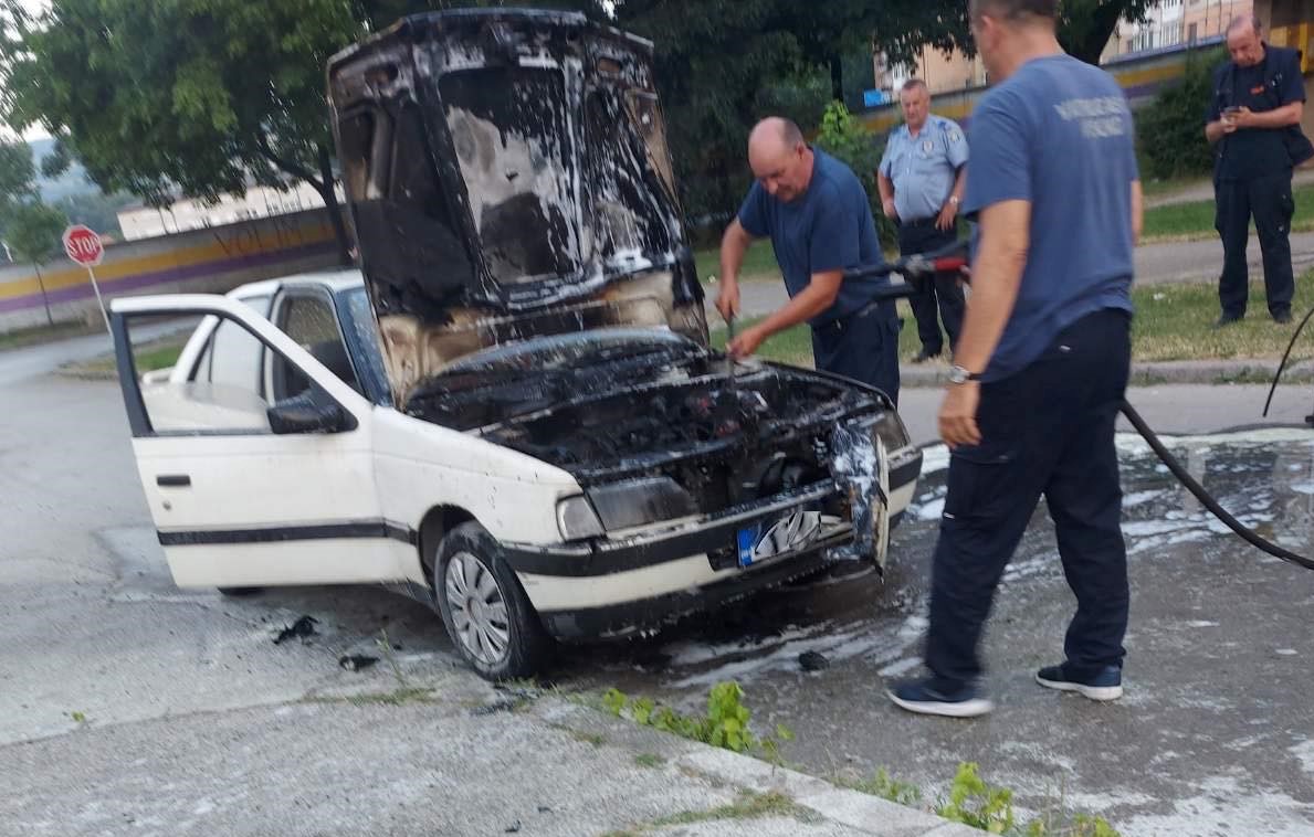 Požar na automobilu u Naselju Luke