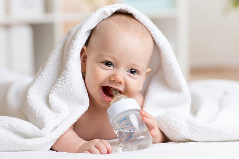 Stručnjaci upozoravaju: Nemojte davati bebama vodu bez obzira na ljetne vrućine