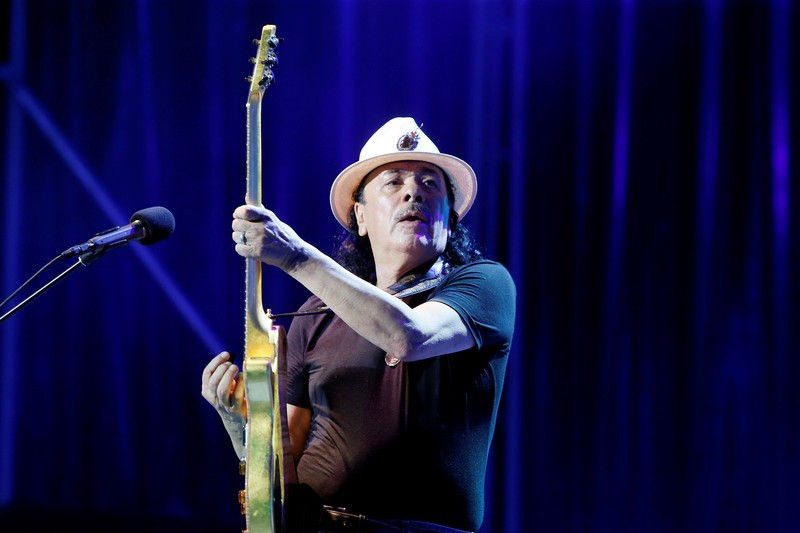 Legendarni gitarist Carlos Santana kolabirao na pozornici