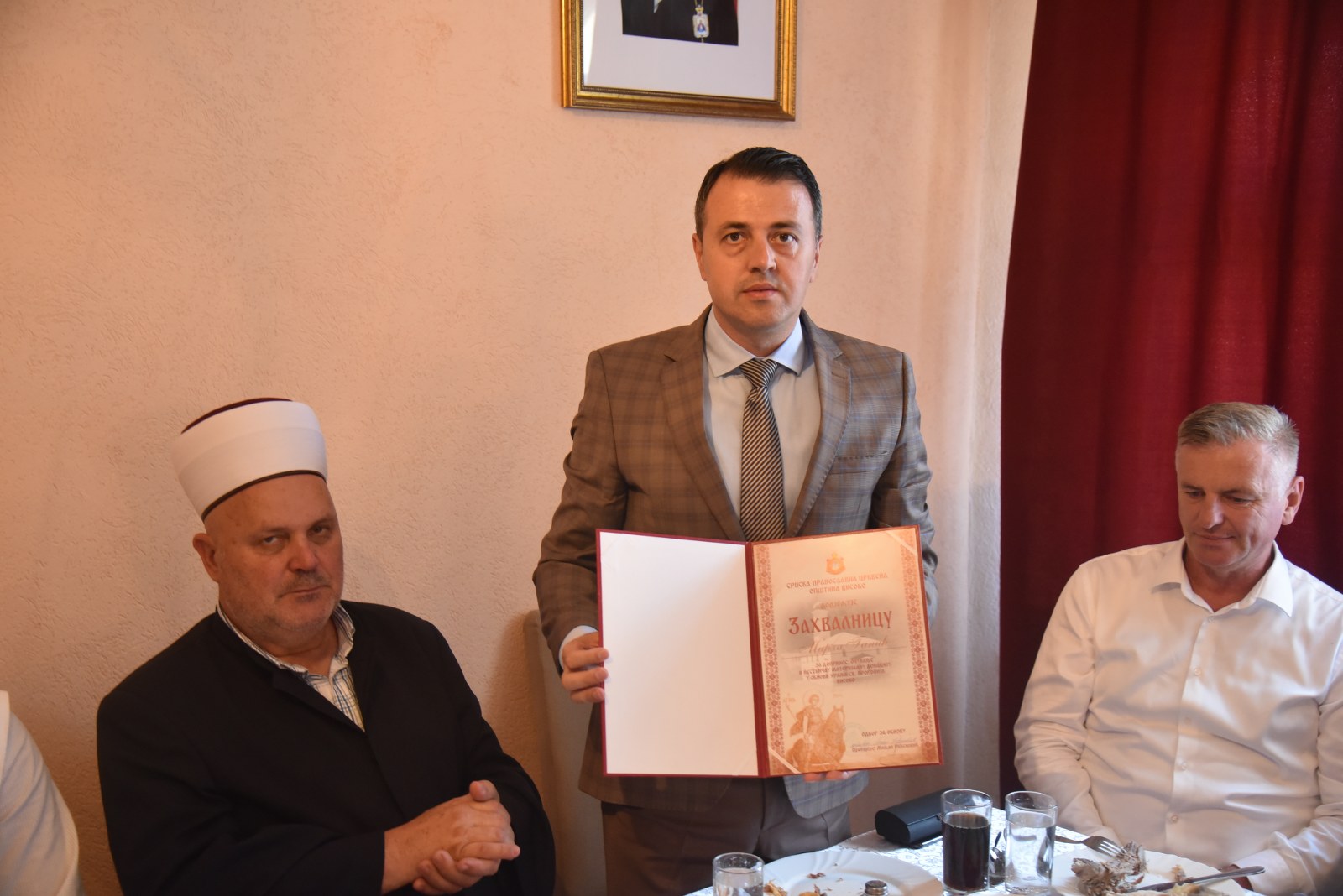 Gradonačelniku Ganiću uručena zahvalnica povodom rođendana Hrama svetog Prokopija