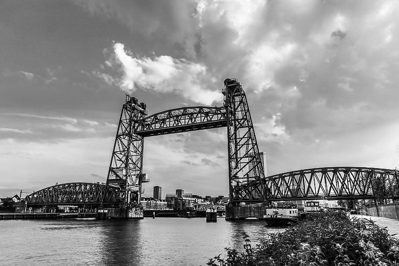 Poznati most u Rotterdamu ipak neće biti rastavljen zbog jahte Jeffa Bezosa
