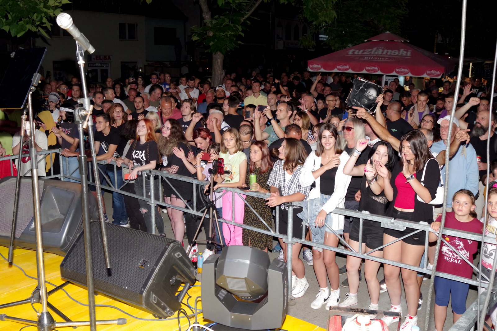 FOTO / Nekoliko hiljada posjetilaca uživalo u rock koncertu ZAR-a i “Atomskog skloništa” u Tešnju