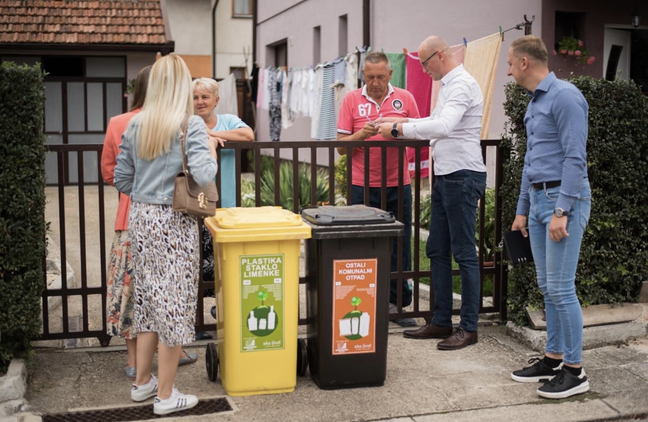 Vedad Jusić: Realizovan ugovor o donaciji 256 komada plastičnih kanti za selektivno odvajanje ambalažnog otpada