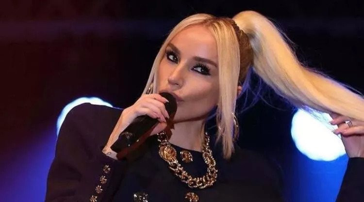 Turska pop pjevačica uhapšena zbog šale o vjerskim školama