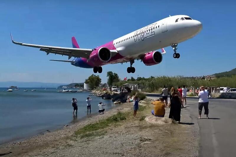 Pogledajte koliko nisko je avion prošao iznad grupe ljudi dok je slijetao na grčki aerodrom