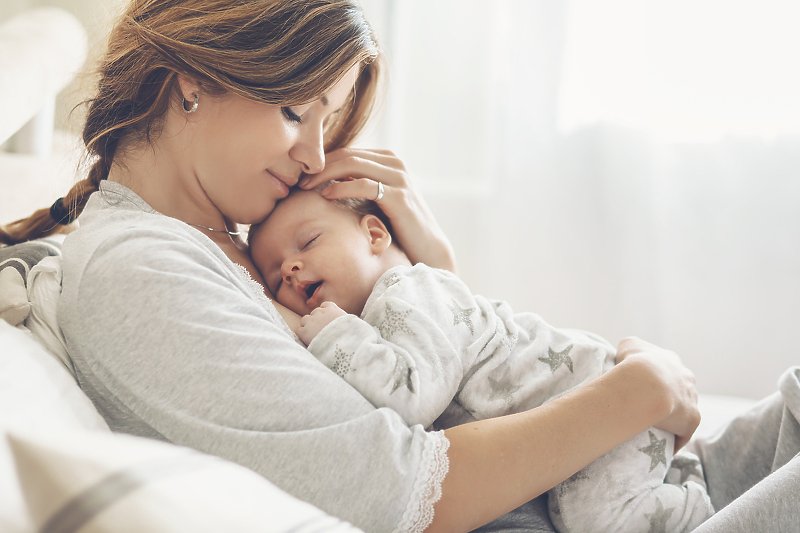 Većinu beba rođenih u Engleskoj i Velsu u protekloj godini su rodile neudate mame