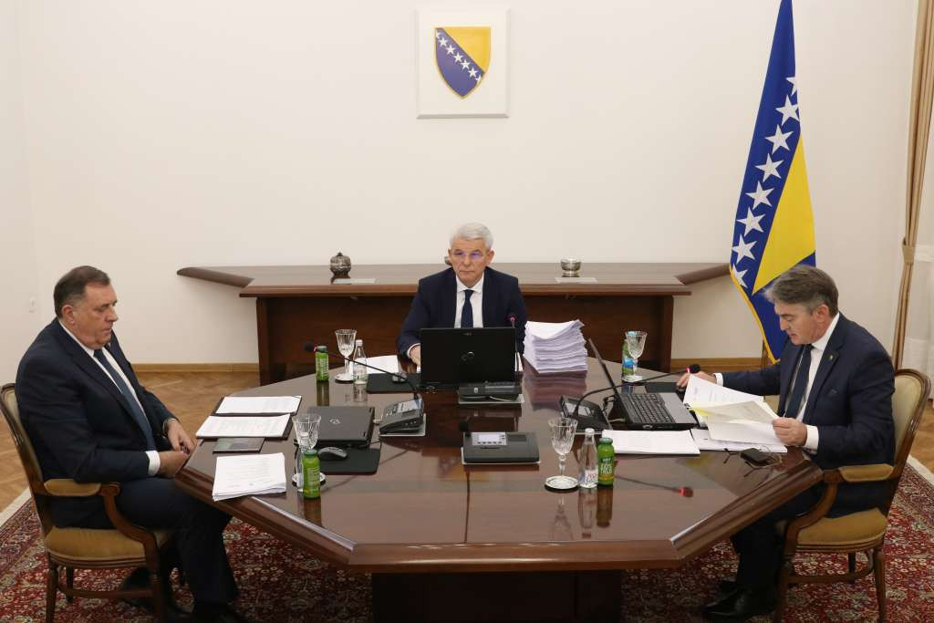 Dodik tražio da BiH promijeni stav o Ukrajini, Džaferović i Komšić odbili
