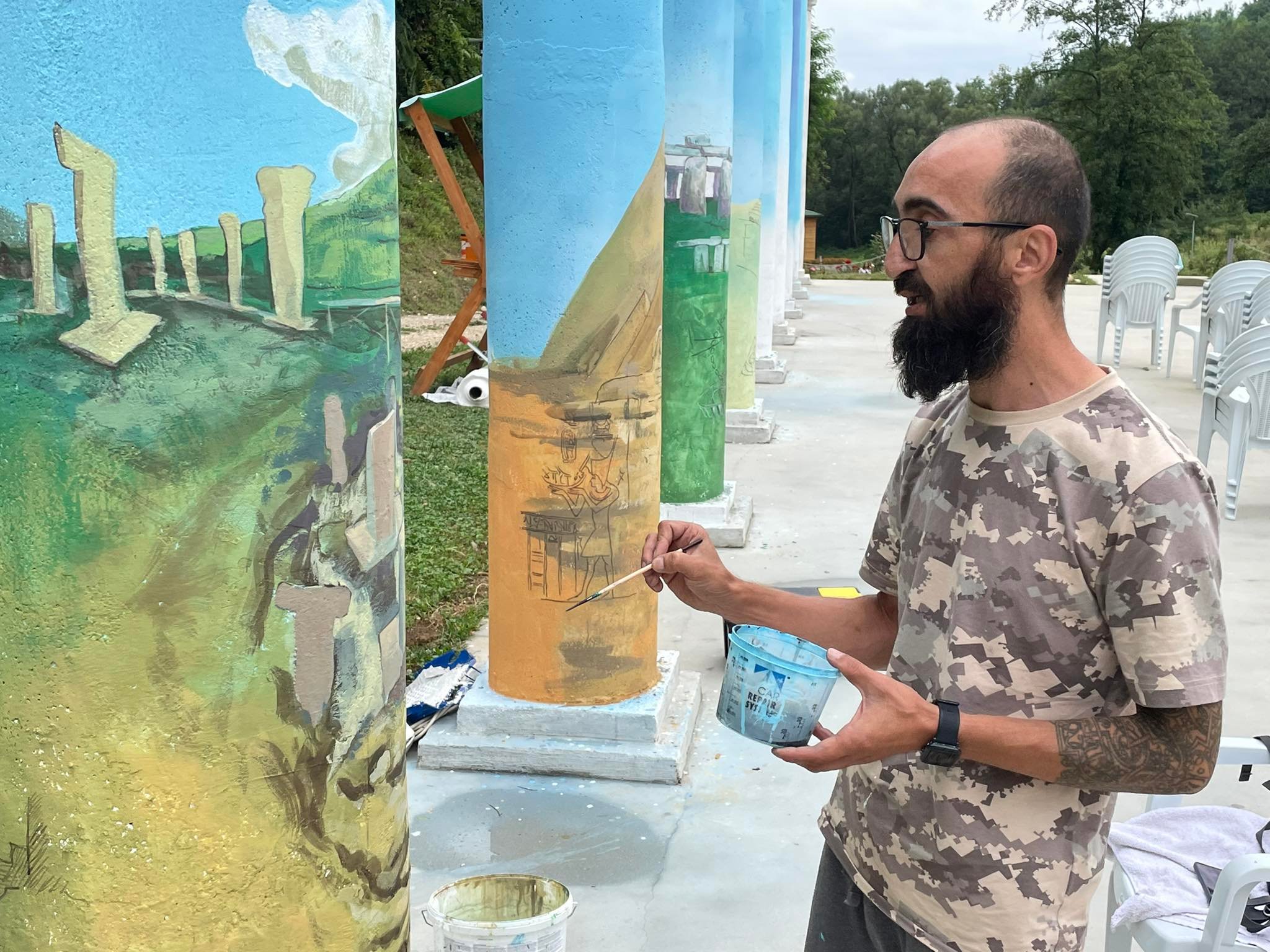 (VIDEO) Akademski slikar Mirza Mameledžija ukrašava “Vremeplov” u parku “Ravne 2”