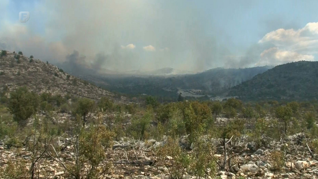 Veliki požar u Neumu proširio se na selo Hutovo, gasi ga helikopter OS BiH
