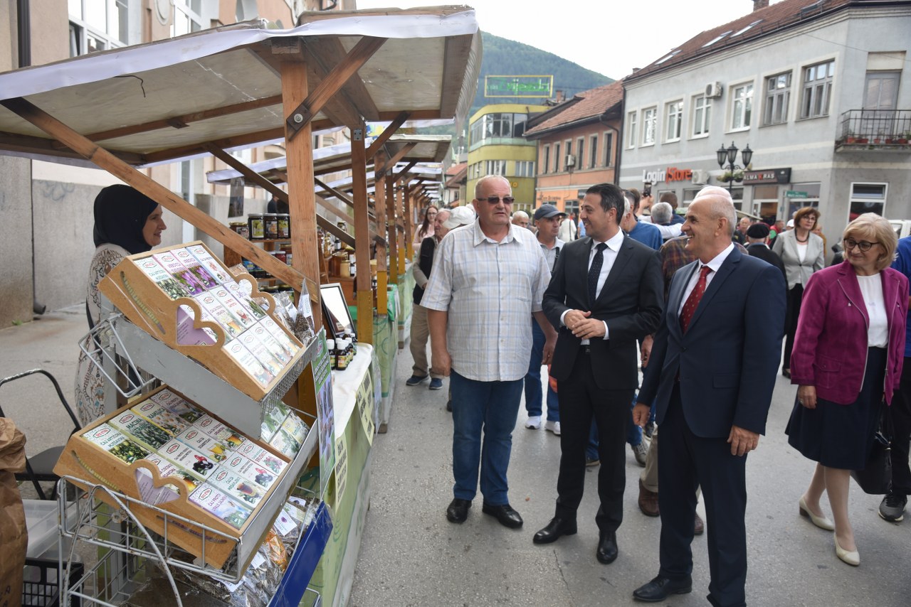 (VIDEO) Gradonačelnik Ganić otvorio Sajam „Dani organske proizvodnje“