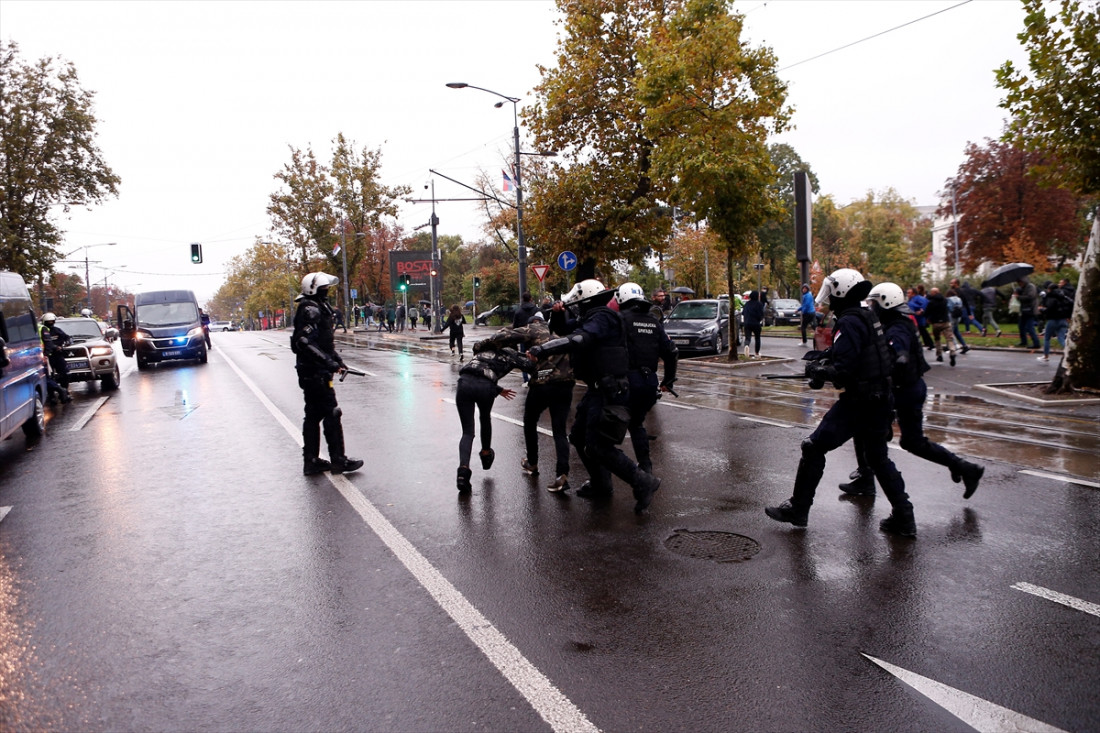 Brnabić: U Beogradu privedene 64 osobe, povrijeđeno deset policajaca