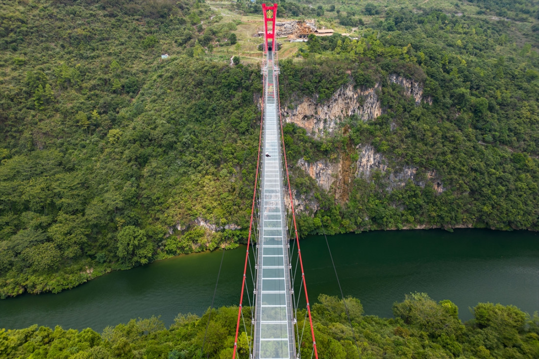 Impozantni stakleni most turistička atrakcija u Kini