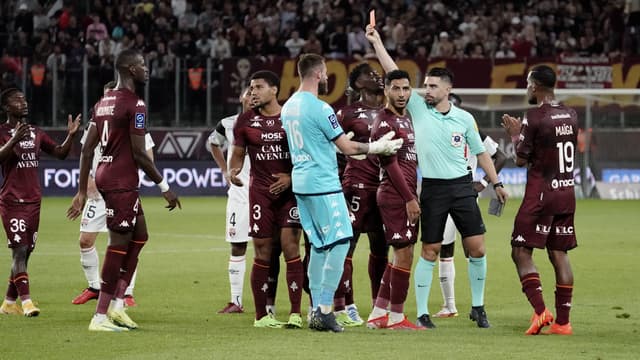(VIDEO) U Metzu devet golova, tri crvena i prekid zbog navijača
