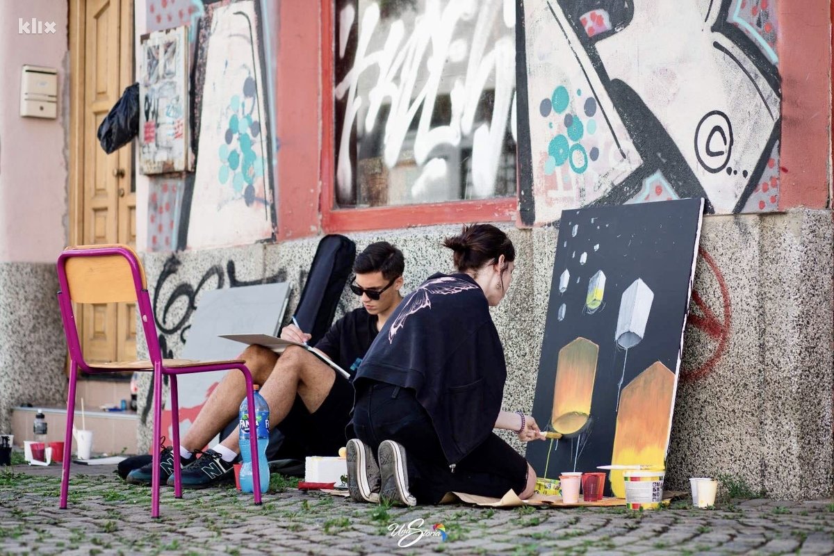 Mladi umjetnici oživjeli “zaboravljenu” ulicu u Tuzli: Inspirativno mjesto za nastanak djela