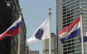 Zastava države Bosne i Hercegovine sa ljiljanima ispred zgrade UN-a u New Yorku