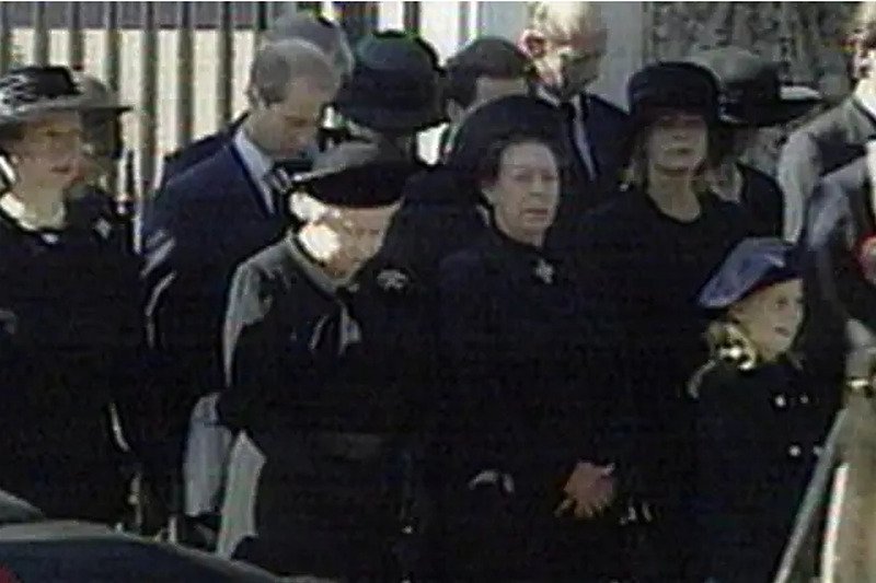 Elizabeta II je “prvi i jedini put” prekršila kraljevski protokol na sahrani princeze Diane