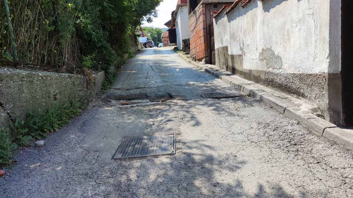 Godinama zapostavljena od vlasti: Kada će biti sanirana Špiljakova ulica koja vodi do najvećeg romskog naselja u Visokom?