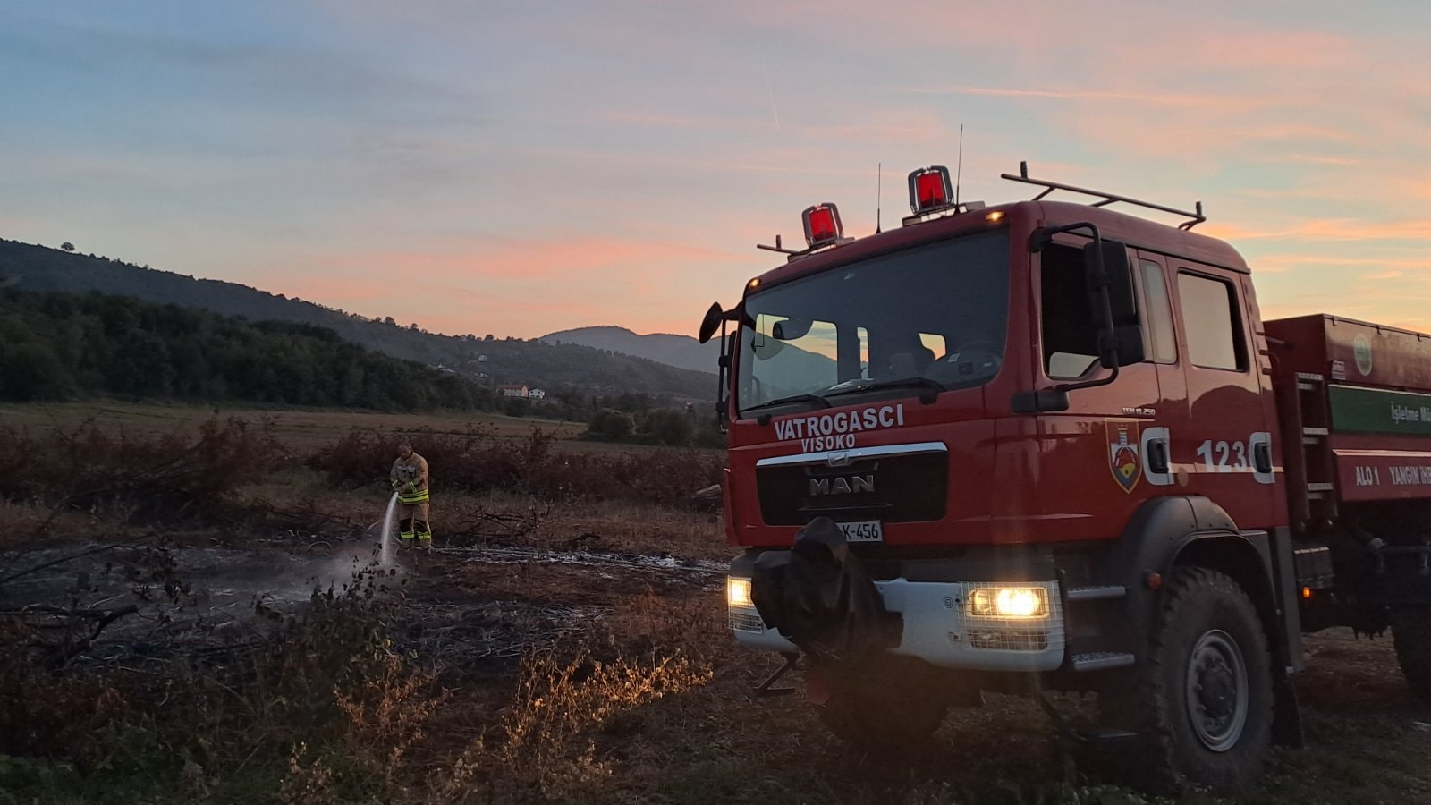 (FOTO) Vatrogasci intervenisali u visočkom naselju Čekrekčije