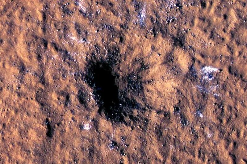 NASA otkrila udar meteora na Marsu, nastao veliki krater