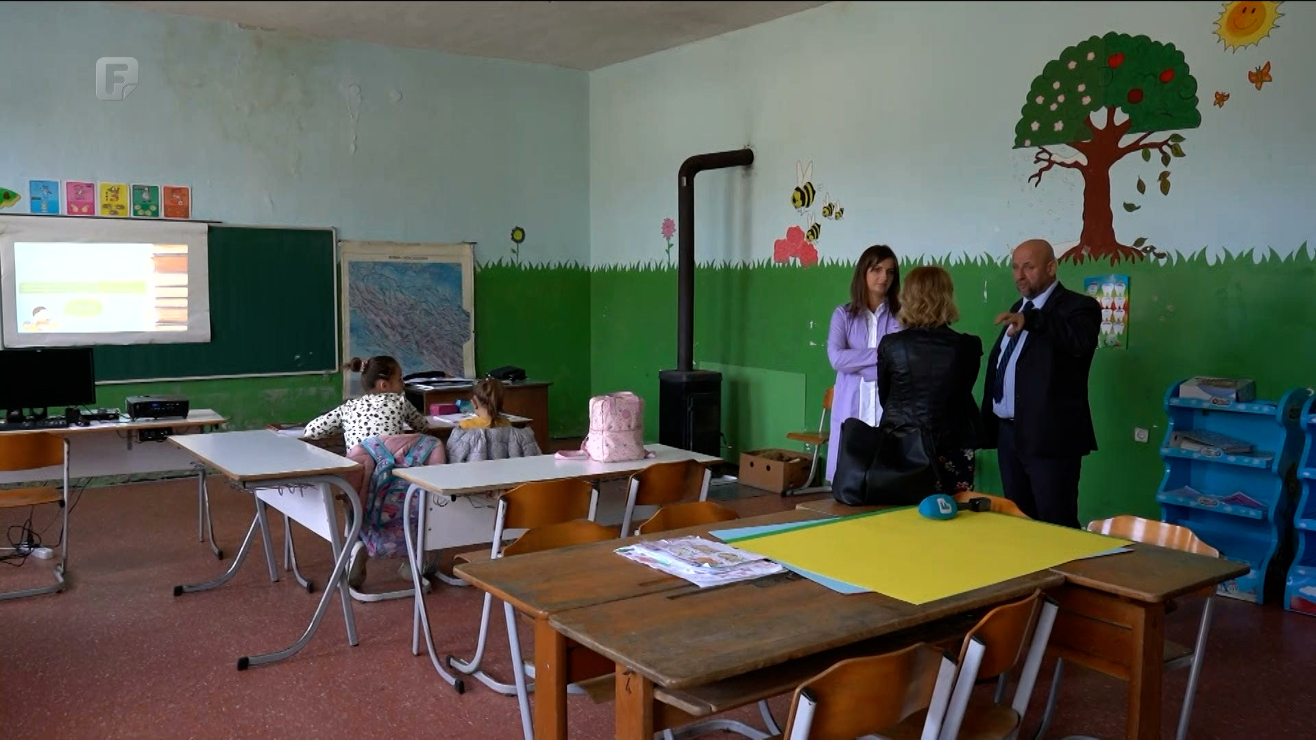 Škola u Bijeloj – sa dvije učenice i učiteljicom