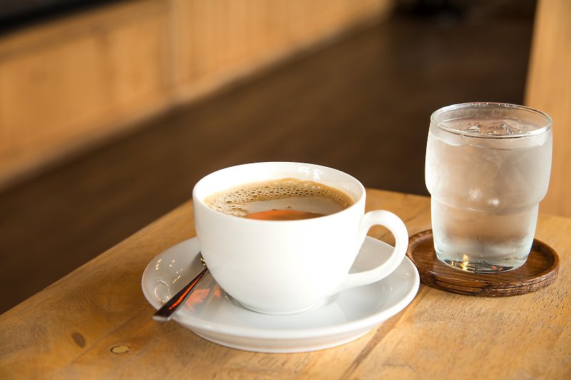 Znate li zašto se uz kafu servira čaša vode?