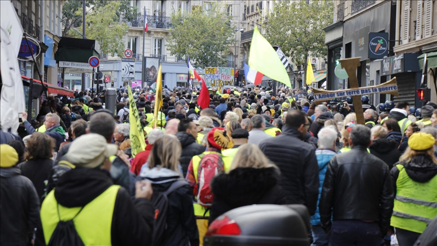 Suzavcem na demonstrante u Parizu
