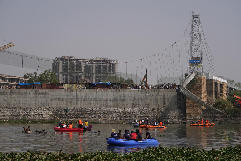 Indija: Uhapšeno devet osoba nakon pada visećeg mosta