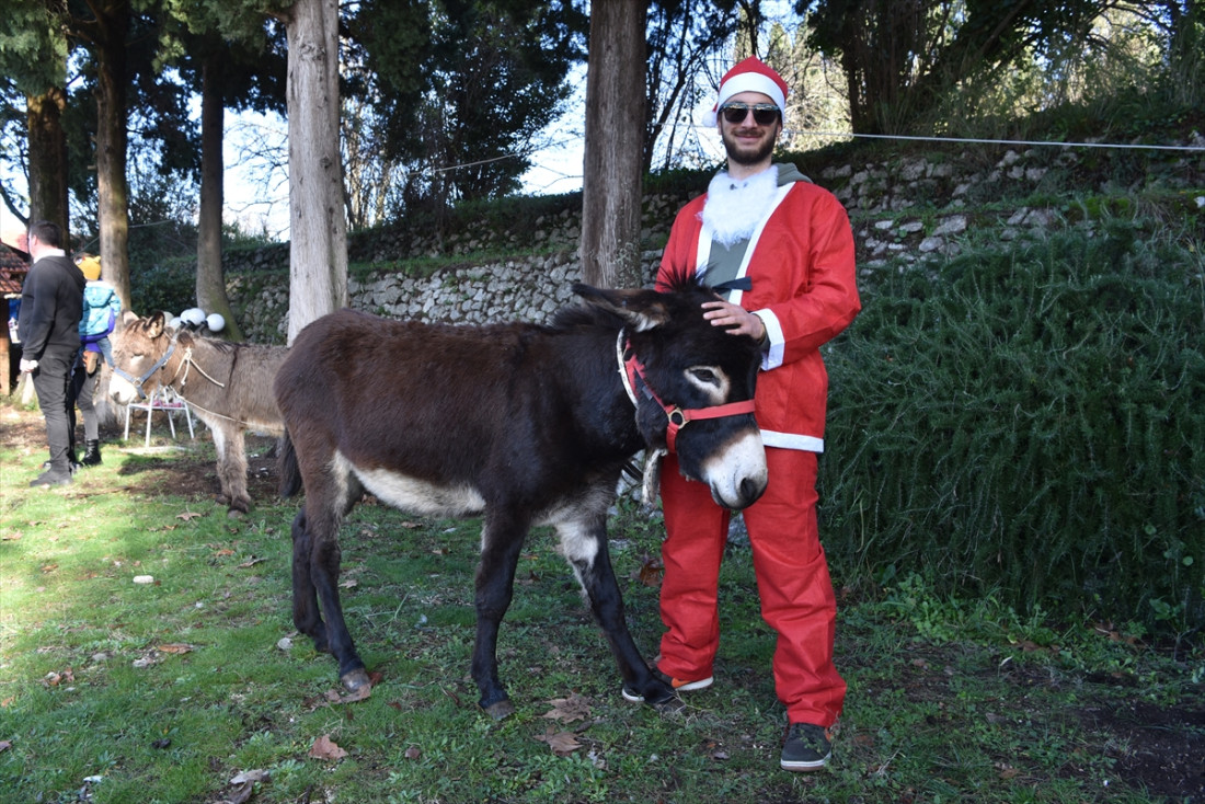 U Čapljini održana utrka Djeda Mrazova na magarcima