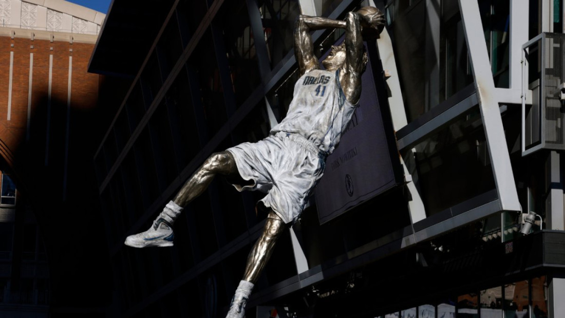 (VIDEO) Otkriven kip u čast Dirka Nowitzkog