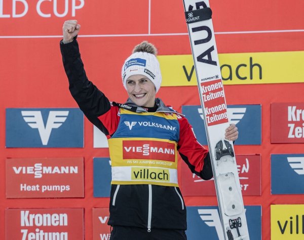(VIDEO) Eva Pinkelnig pobjednica Novogodišnje turneje u ski skokovima