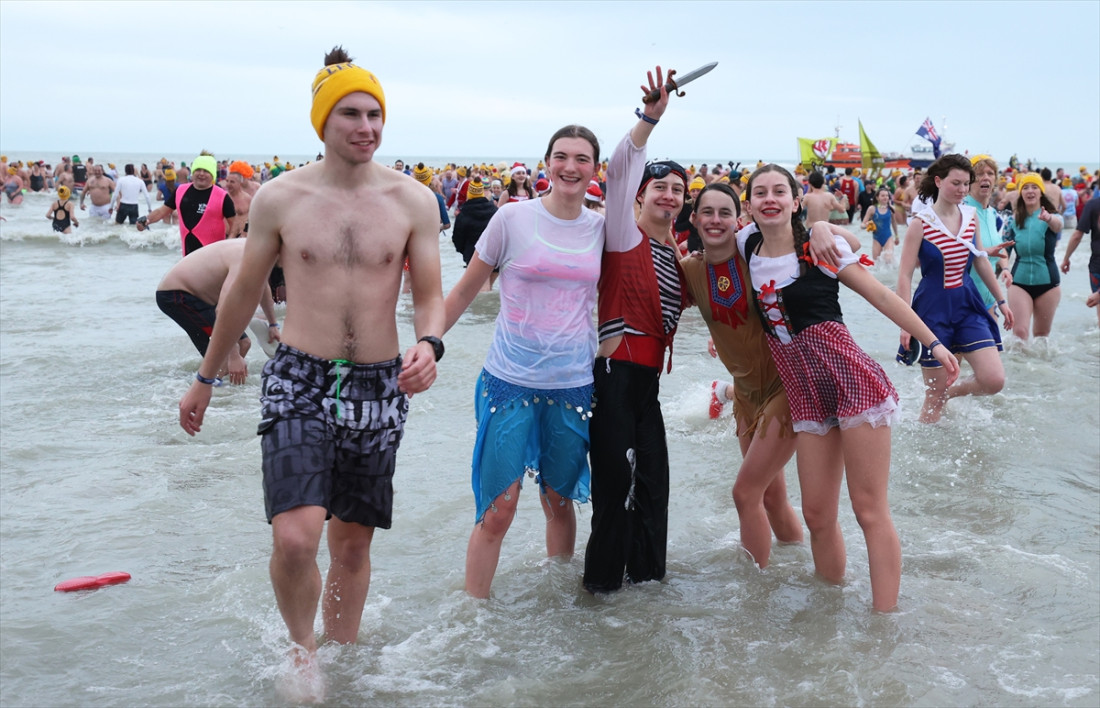 Novogodišnje kupanje u hladnom moru u Belgiji okupilo 5.000 ljudi