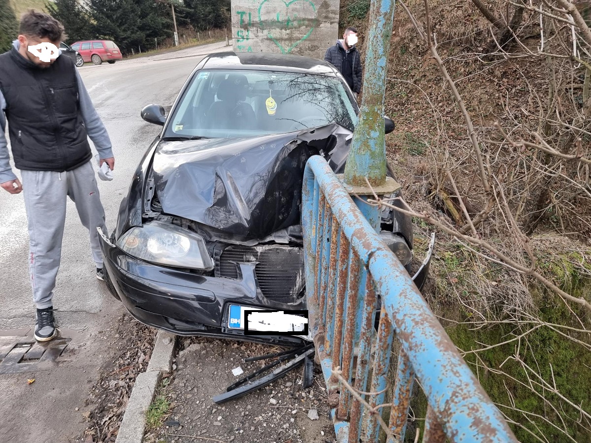 Saobraćajna nesreća na Bucima: Izgubio kontrolu nad vozilom i udario u zaštitnu ogradu od mosta na Fojnici