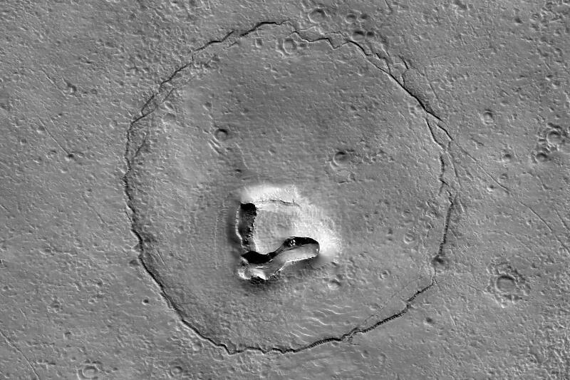 NASA-in orbiter zabilježio fotografiju “medvjeđeg lica” na Marsu