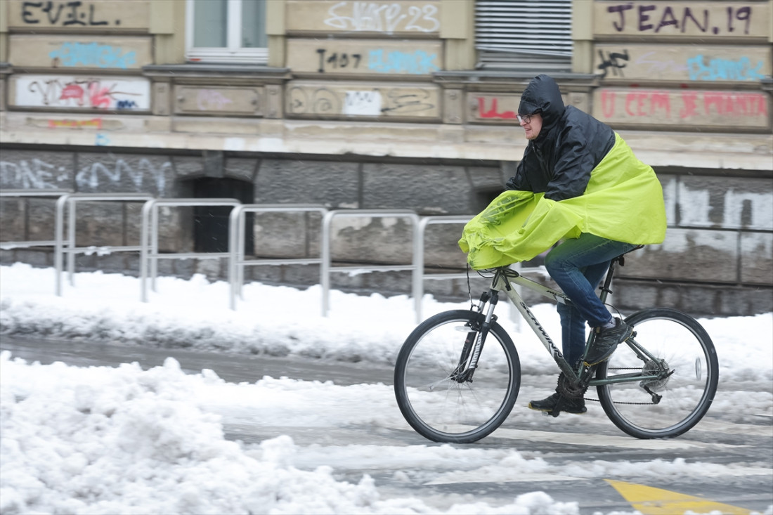 Snježne padavine: Slovenci ne odustaju od bicikla ni po snijegu