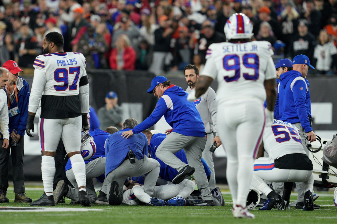 Igrač Buffala Hamlin u kritičnom stanju nakon srčanog udara tokom NFL utakmice