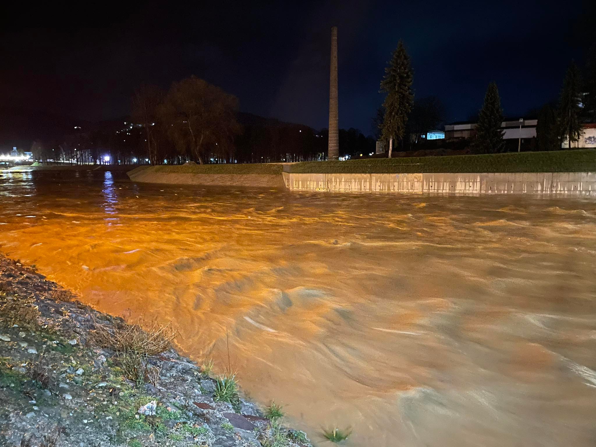 (VIDEO) Povišen vodostaj rijeke Fojnice na njenom toku kroz Visoko
