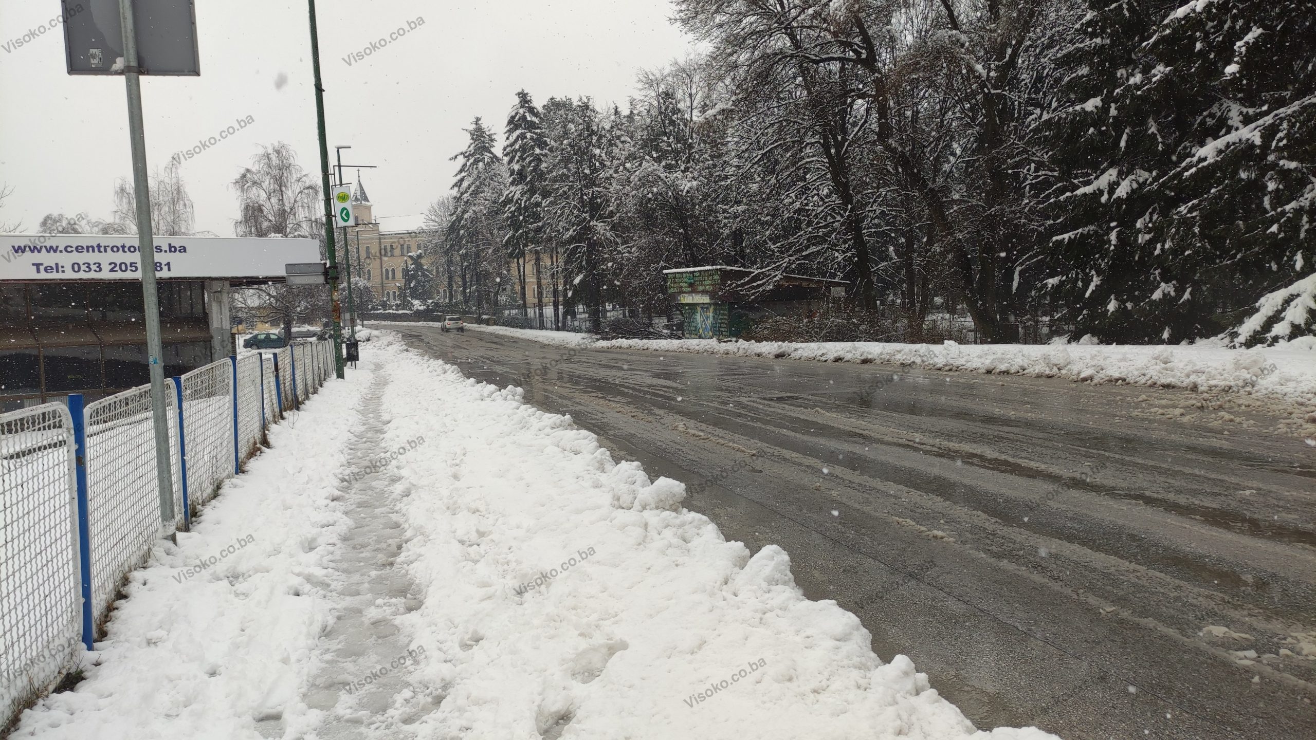 Snijeg izazvao odrone kamenja i padanje stabala na saobraćajnicama u ZDK-u
