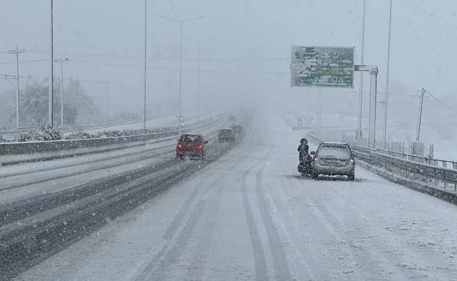 Atena pod snijegom, poremećen saobraćaj i zatvorene škole